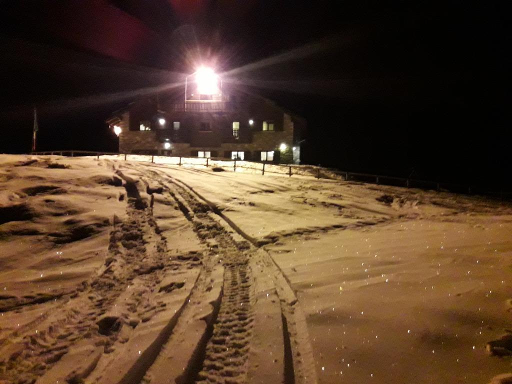 Rifugio Al Lago Del Mortirolo In Inverno Raggiungibile Solo A Piedi Monno 외부 사진