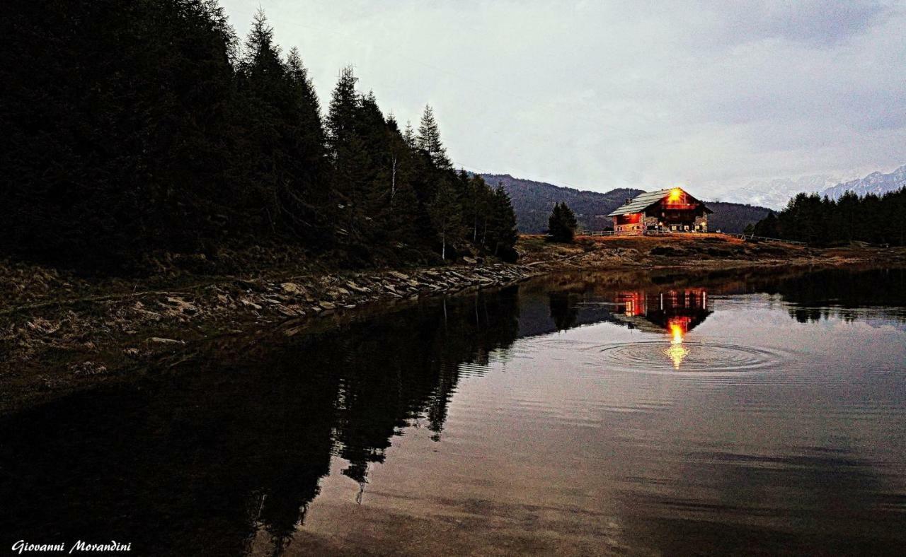 Rifugio Al Lago Del Mortirolo In Inverno Raggiungibile Solo A Piedi Monno 외부 사진