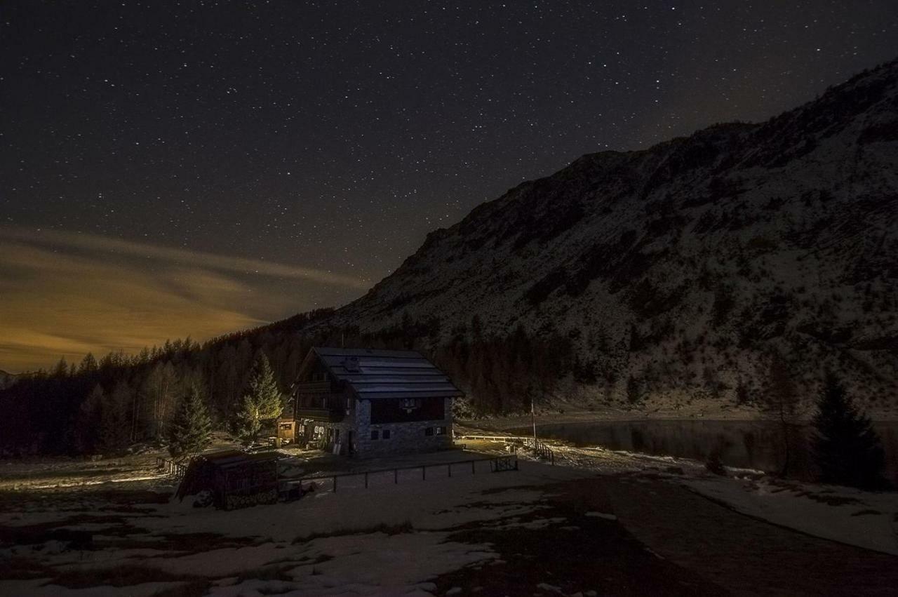 Rifugio Al Lago Del Mortirolo In Inverno Raggiungibile Solo A Piedi Monno 외부 사진