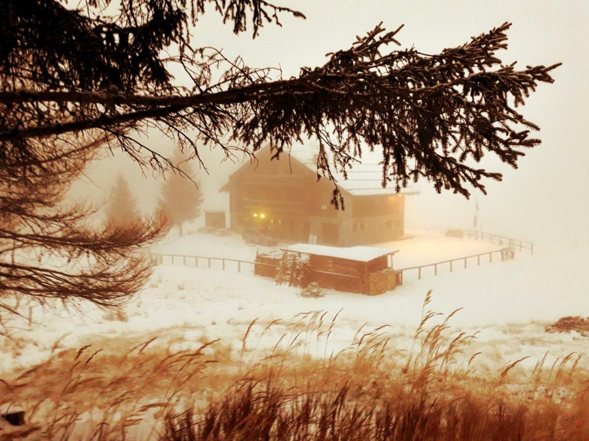 Rifugio Al Lago Del Mortirolo In Inverno Raggiungibile Solo A Piedi Monno 외부 사진